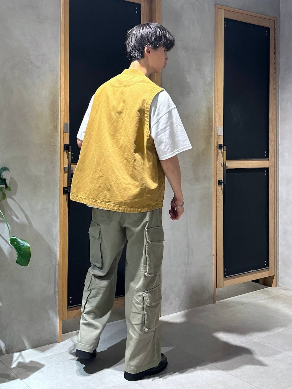 「女子ウケ、ベーシック/シンプル、デート/ロマンティック、春コーデ、夏コーデ、ラフ、モテ、Tシャツ、ネックレス、スラックス、ワイドパンツ、RAGEBLUE、カジュアル、ベスト、秋コーデ」｜「SIGNAL SPORTSの【SIGNAL SPORTS】ワンポイント刺繍/天竺コットンルーズTシャツ（Tシャツ/カットソー、ホワイト系）」を使った、 koutaさん（メンズ・173cm）の夏コーディネートの5枚目の写真