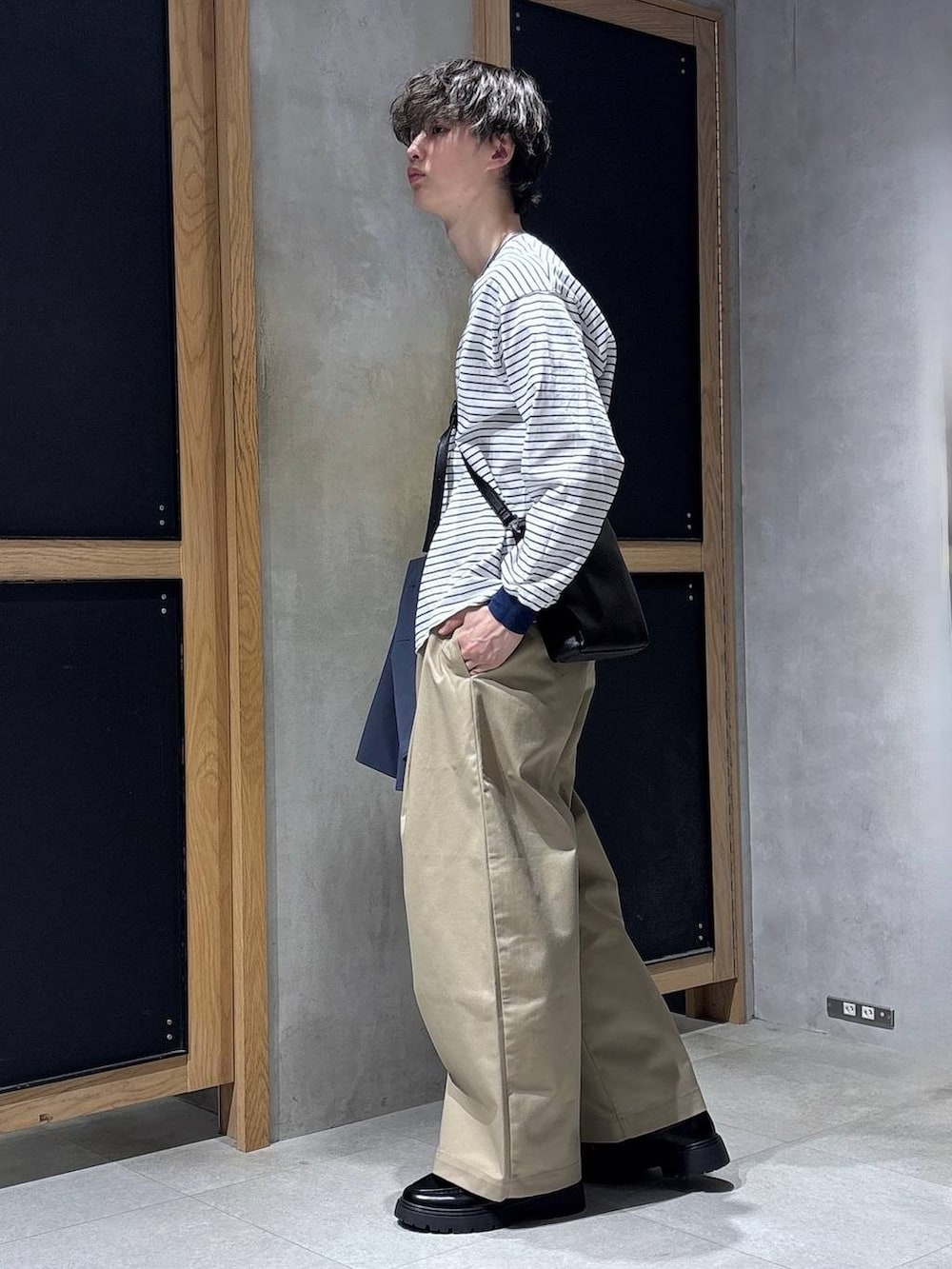 ブルー系のテーラードジャケット、ブラック系のドレスシューズ、ブラック系のショルダーバッグを着用したメンズの春コーディネートの8枚目の写真