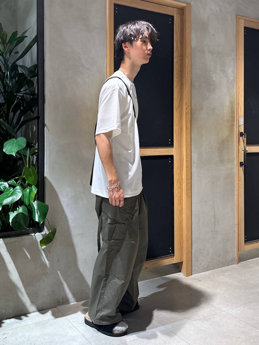 「ラフ、女子ウケ、ベーシック/シンプル、きれいめ、デート/ロマンティック、春コーデ、夏コーデ、モテ、Tシャツ、ネックレス、ワイドパンツ、RAGEBLUE、サンダル、ミリタリー、カジュアル」｜「RAGEBLUEのM-65/ワイドストレートジャーマンバギーミリタリーカーゴパンツ（カーゴパンツ、グリーン系）」を使った、 koutaさん（メンズ・173cm）の夏コーディネートの3枚目の写真