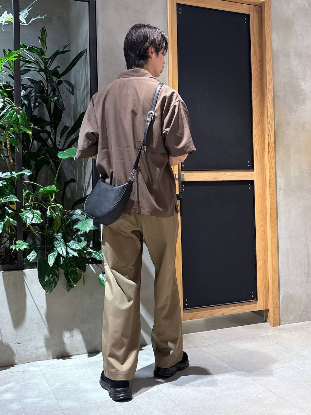 「女子ウケ、ベーシック/シンプル、夏コーデ、ラフ、Tシャツ、ネックレス、ブレスレット、ワイドパンツ、RAGEBLUE、シンプルコーデ、きれいめカジュアル、シンプル、トラッド、ショルダーバッグ、チノパン」|「CASIOの【CASIO】A158WA-1JH【大型店・WEB限定】(アナログ腕時計、グレー系)」を使った、 koutaさん(メンズ・173cm)の夏コーディネートの9枚目の写真