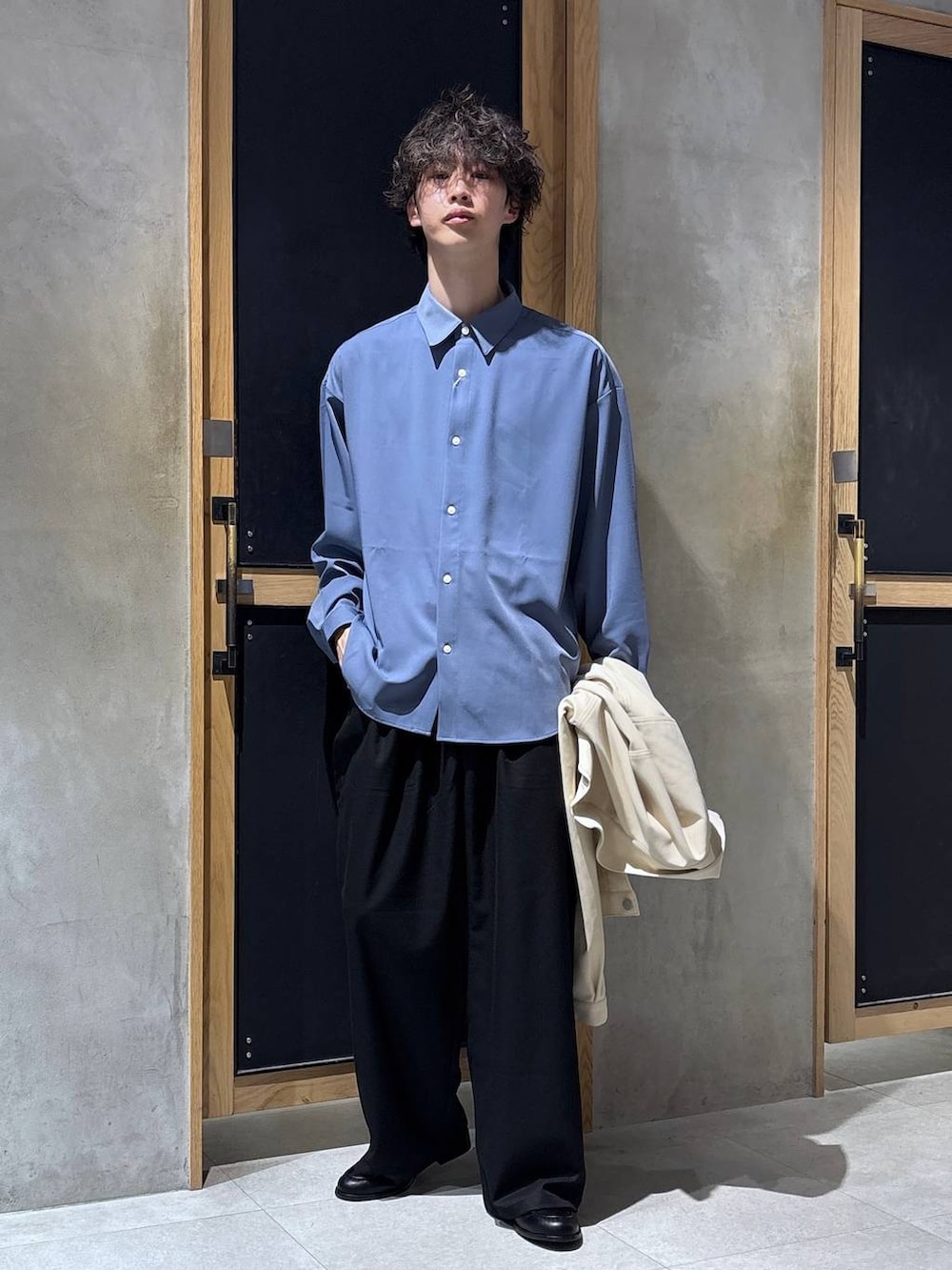 ブルー系のシャツ/ブラウス、ホワイト系のブルゾン、ブラック系のローファーを着用したメンズの春コーディネートの6枚目の写真