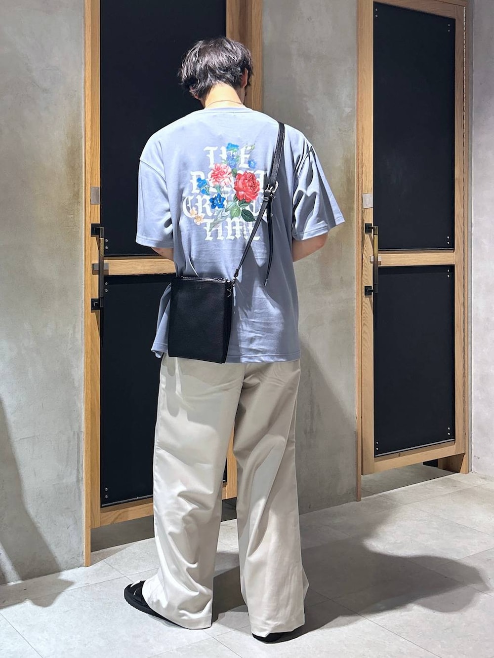 「女子ウケ、きれいめ、ベーシック/シンプル、デート/ロマンティック、春コーデ、夏コーデ、ラフ、モテ、Tシャツ、ネックレス、スラックス、ワイドパンツ、RAGEBLUE、サンダル」｜「RAGEBLUEのシンセティックレザー/クロスストラップサンダル（サンダル、ブラック系）」を使った、 koutaさん（メンズ・173cm）の夏コーディネートの5枚目の写真
