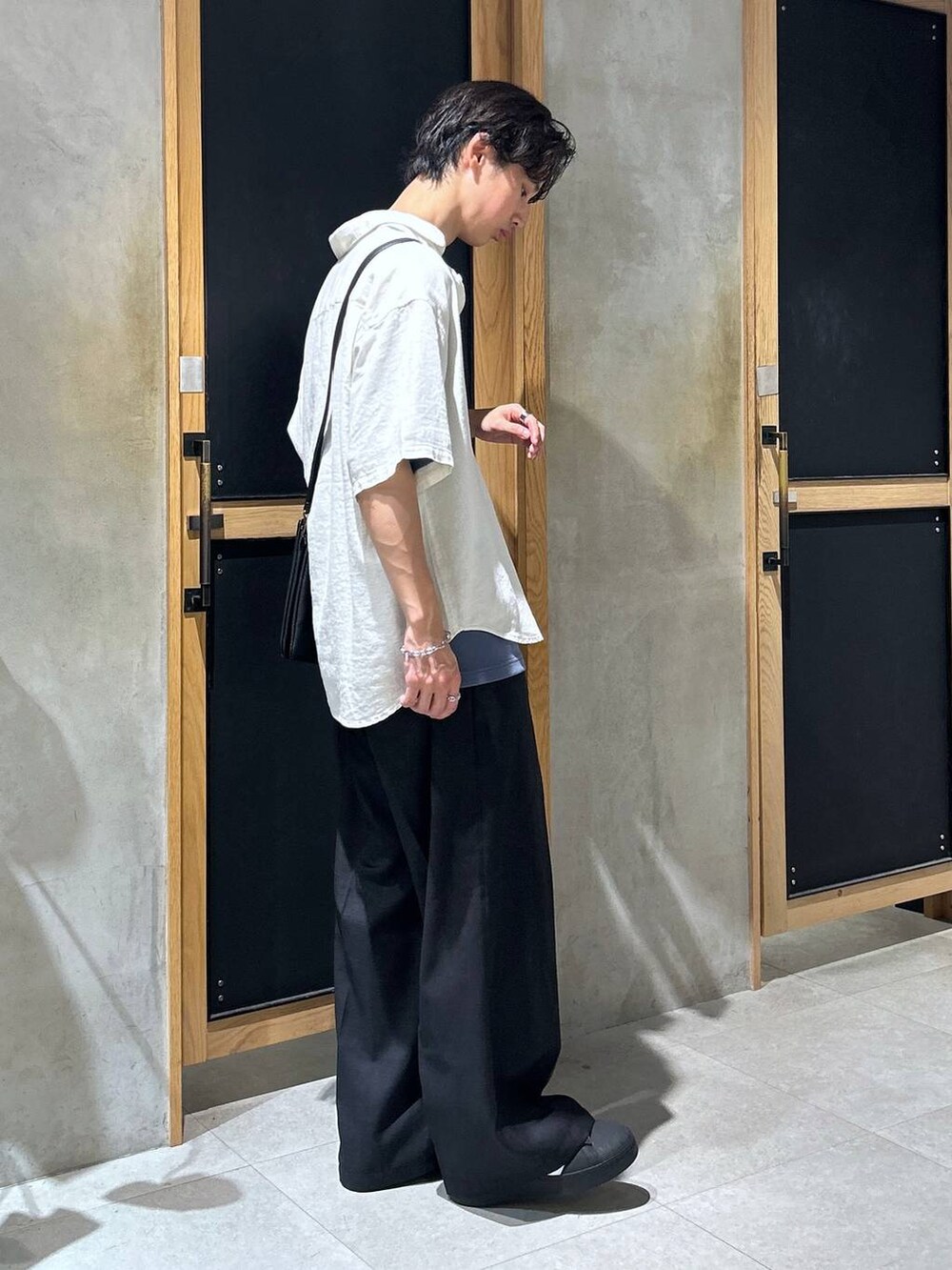 「スラックス、ワイドパンツ、RAGEBLUE、ショルダーバッグ、スニーカー、シャツ、女子ウケ、ベーシック/シンプル、きれいめ、デート/ロマンティック、春コーデ、夏コーデ、ラフ、モテ、Tシャツ」｜「RAGEBLUEのリネンレーヨン/オーバーサイズシャツ（シャツ/ブラウス、ホワイト系）」を使った、 koutaさん（メンズ・173cm）の夏コーディネートの4枚目の写真