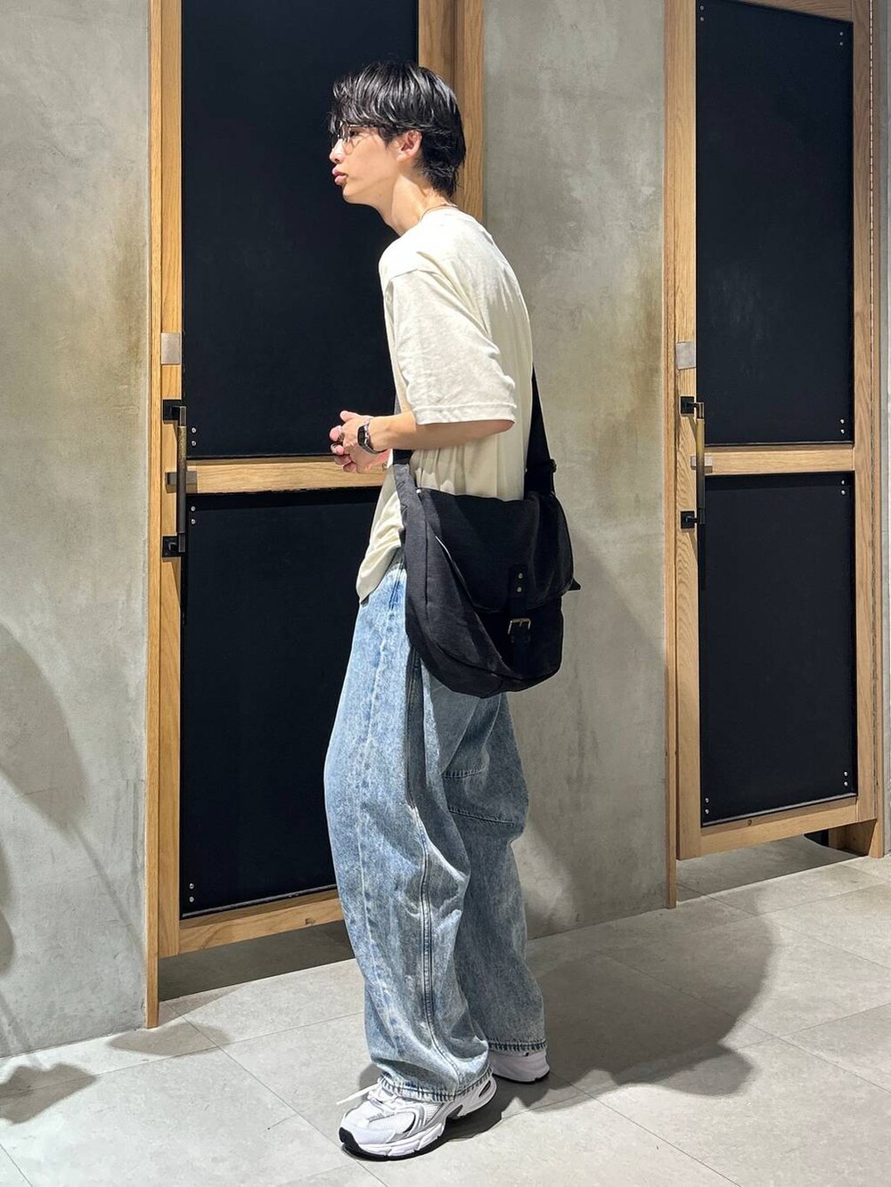 「女子ウケ、ベーシック/シンプル、デート/ロマンティック、春コーデ、夏コーデ、モテ、Tシャツ、ネックレス、ワイドパンツ、RAGEBLUE、スニーカー、デニムパンツ、カジュアル、ラフ」｜「NEW BALANCEの【New Balance】MR530SG（スニーカー、ホワイト系）」を使った、 koutaさん（メンズ・173cm）の夏コーディネートの3枚目の写真