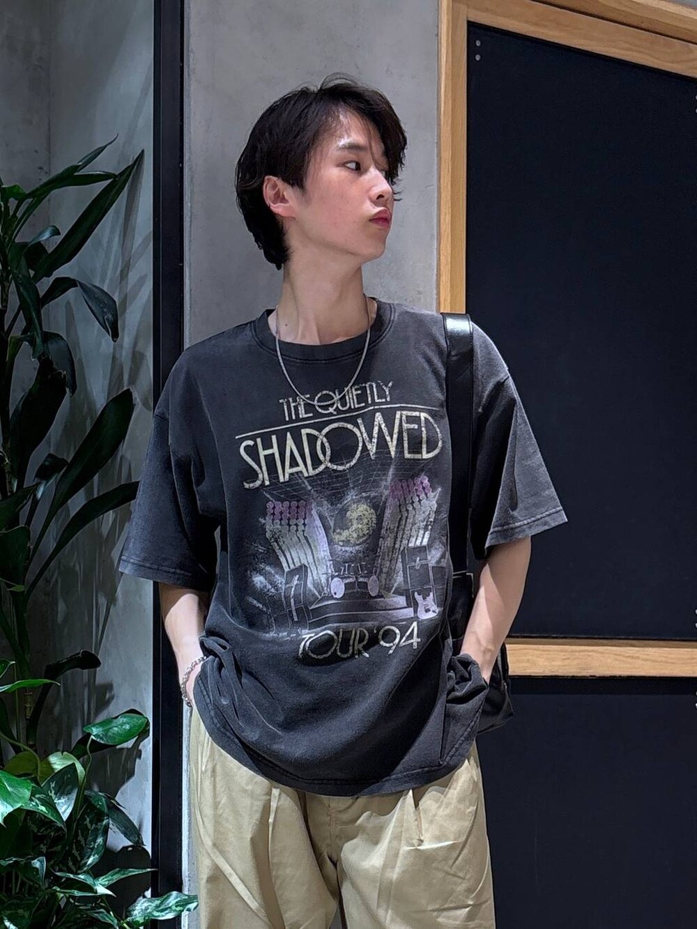 「ラフ、女子ウケ、ベーシック/シンプル、春コーデ、夏コーデ、Tシャツ、ネックレス、ワイドパンツ、RAGEBLUE、カジュアル、ヴィンテージ、チノパン、スニーカー、バッグ、ショルダーバッグ」|「VANSの【VANS/ヴァンズ】MTE Old Skool/スニーカー(スニーカー、ブラック系)」を使った、 koutaさん(メンズ・173cm)の春コーディネートの2枚目の写真