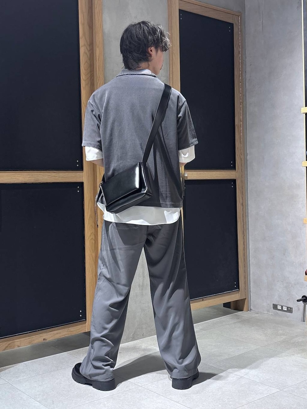 ホワイト系のシャツ/ブラウス、グレー系のスラックス、ブラック系のドレスシューズを着用したメンズの春コーディネートの5枚目の写真