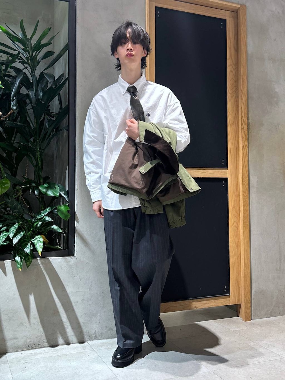 「女子ウケ、ベーシック/シンプル、春コーデ、冬コーデ、ラフ、Tシャツ、ネックレス、ワイドパンツ、RAGEBLUE、シンプルコーデ、きれいめカジュアル、シンプル、カジュアル、ジャケット、ミリタリージャケット」｜「RAGEBLUEのシンセティックレザー/シャークソールシューズ（ドレスシューズ、ブラック系）」を使った、 koutaさん（メンズ・173cm）の冬コーディネートの2枚目の写真
