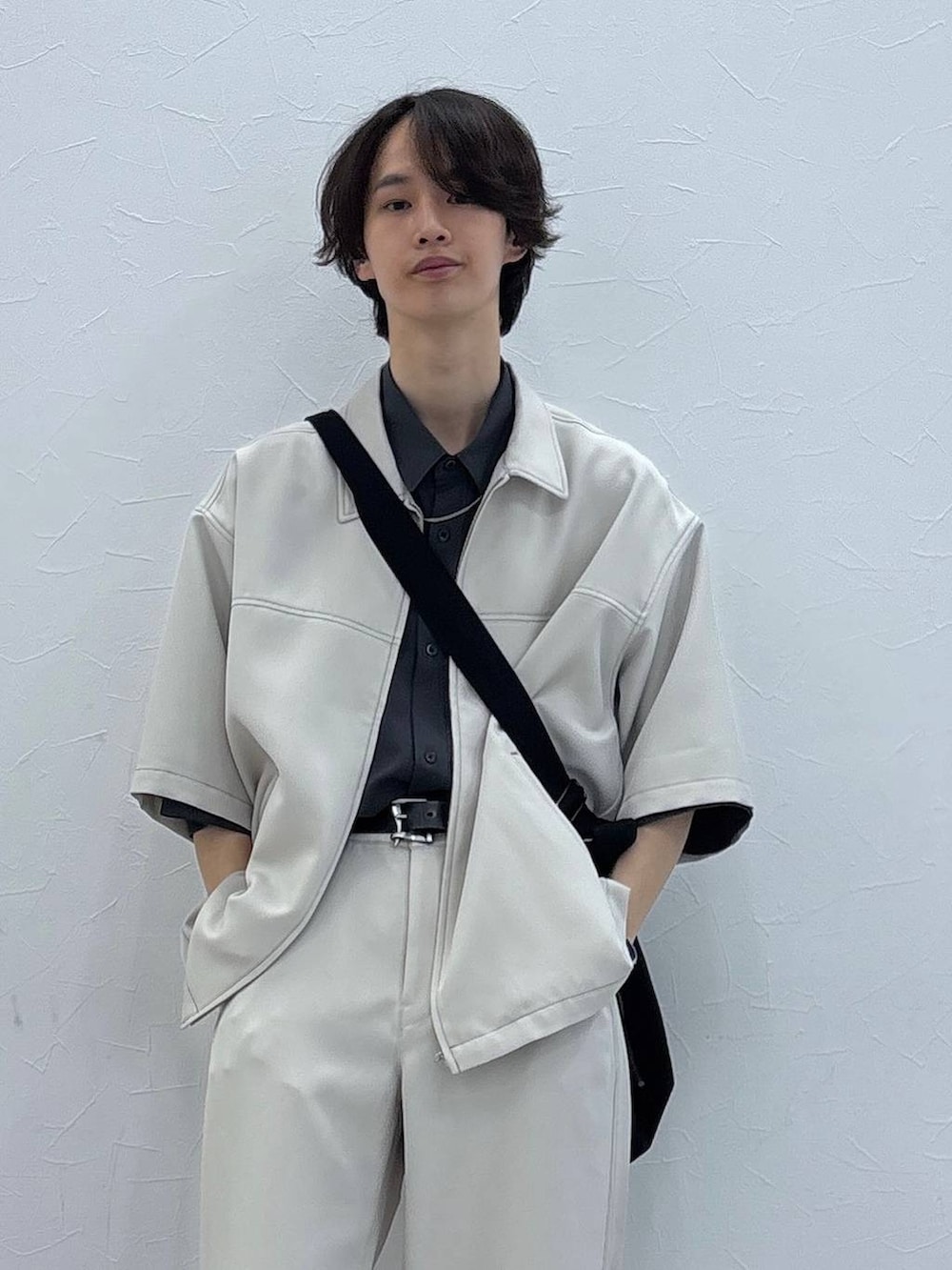 「女子ウケ、ベーシック/シンプル、きれいめ、春コーデ、夏コーデ、ラフ、Tシャツ、ネックレス、ワイドパンツ、RAGEBLUE、シンプルコーデ、きれいめカジュアル、シンプル、シャツ、セットアップ」|「RAGEBLUEのアンティーク風/メタルバックルリアルレザーベルト(ベルト、ブラック系)」を使った、 koutaさん(メンズ・173cm)の夏コーディネートの7枚目の写真