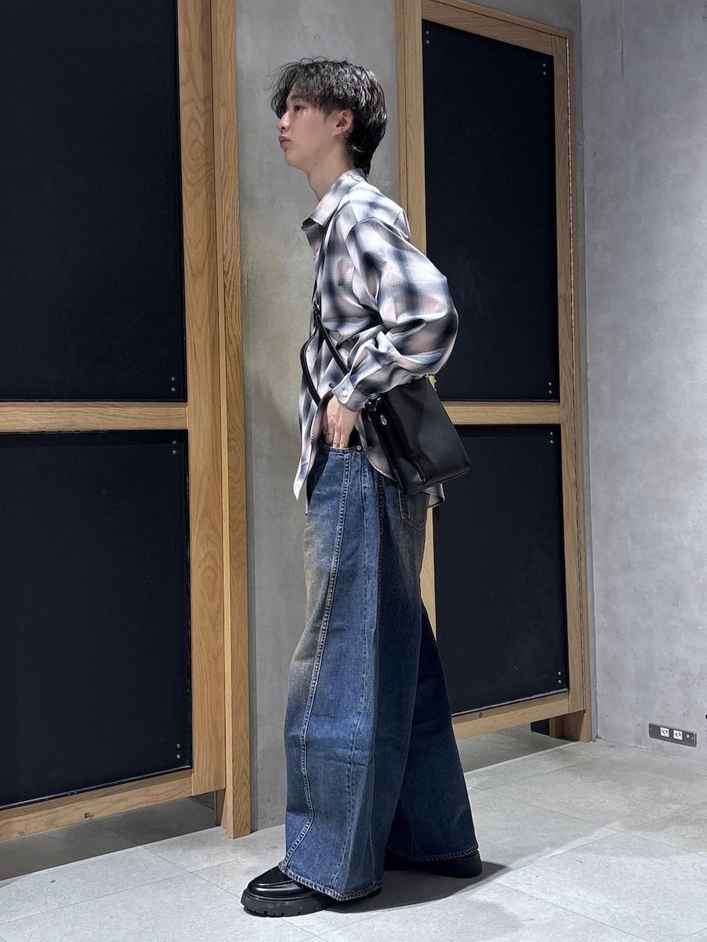 ブラック系のドレスシューズ、ブラック系のショルダーバッグ、ピンク系のシャツ/ブラウスを着用したメンズの春コーディネートの4枚目の写真