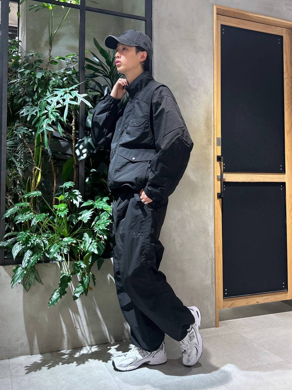 ホワイト系のスニーカー、ブラック系のブルゾン、ホワイト系のTシャツ/カットソーを着用したメンズの秋コーディネートの4枚目の写真