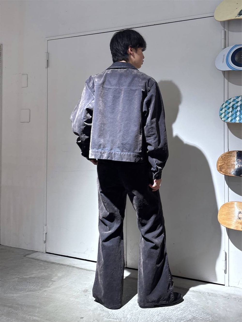 ブラウン系のTシャツ/カットソー、グレー系のデニムジャケット、グレー系のデニムパンツを着用したメンズの秋コーディネートの5枚目の写真