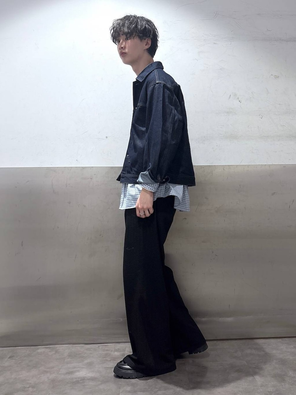 ブラック系のドレスシューズ、ブルー系のデニムジャケット、ブラック系のスラックスを着用したメンズの冬コーディネートの4枚目の写真