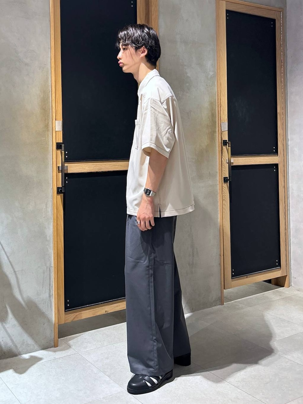 「女子ウケ、ベーシック/シンプル、きれいめ、デート/ロマンティック、春コーデ、夏コーデ、ラフ、モテ、ネックレス、スラックス、ワイドパンツ、RAGEBLUE、サンダル、シャツ」｜「RAGEBLUEのシンセティックレザー/フェイクスウェードグルカシューズ（ドレスシューズ、ブラック系）」を使った、 koutaさん（メンズ・173cm）の夏コーディネートの4枚目の写真