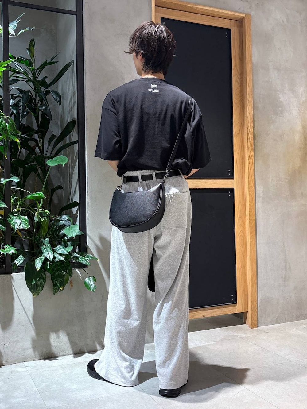 「女子ウケ、ベーシック/シンプル、夏コーデ、ラフ、Tシャツ、ネックレス、ブレスレット、ワイドパンツ、RAGEBLUE、シンプルコーデ、シンプル、ベルト、ショルダーバッグ、バッグ、スラックス」|「CASIOの【CASIO】A158WA-1JH【大型店・WEB限定】(アナログ腕時計、グレー系)」を使った、 koutaさん(メンズ・173cm)の夏コーディネートの5枚目の写真