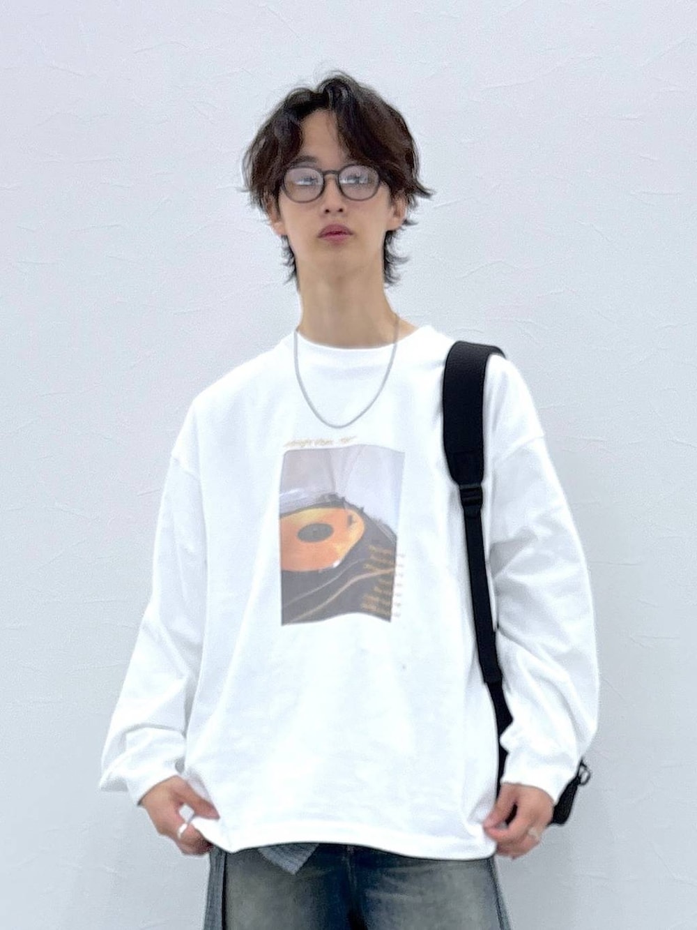 ブラック系のバックパック/リュック、ブルー系のデニムパンツ、ホワイト系のTシャツ/カットソーを着用したメンズの秋コーディネートの7枚目の写真