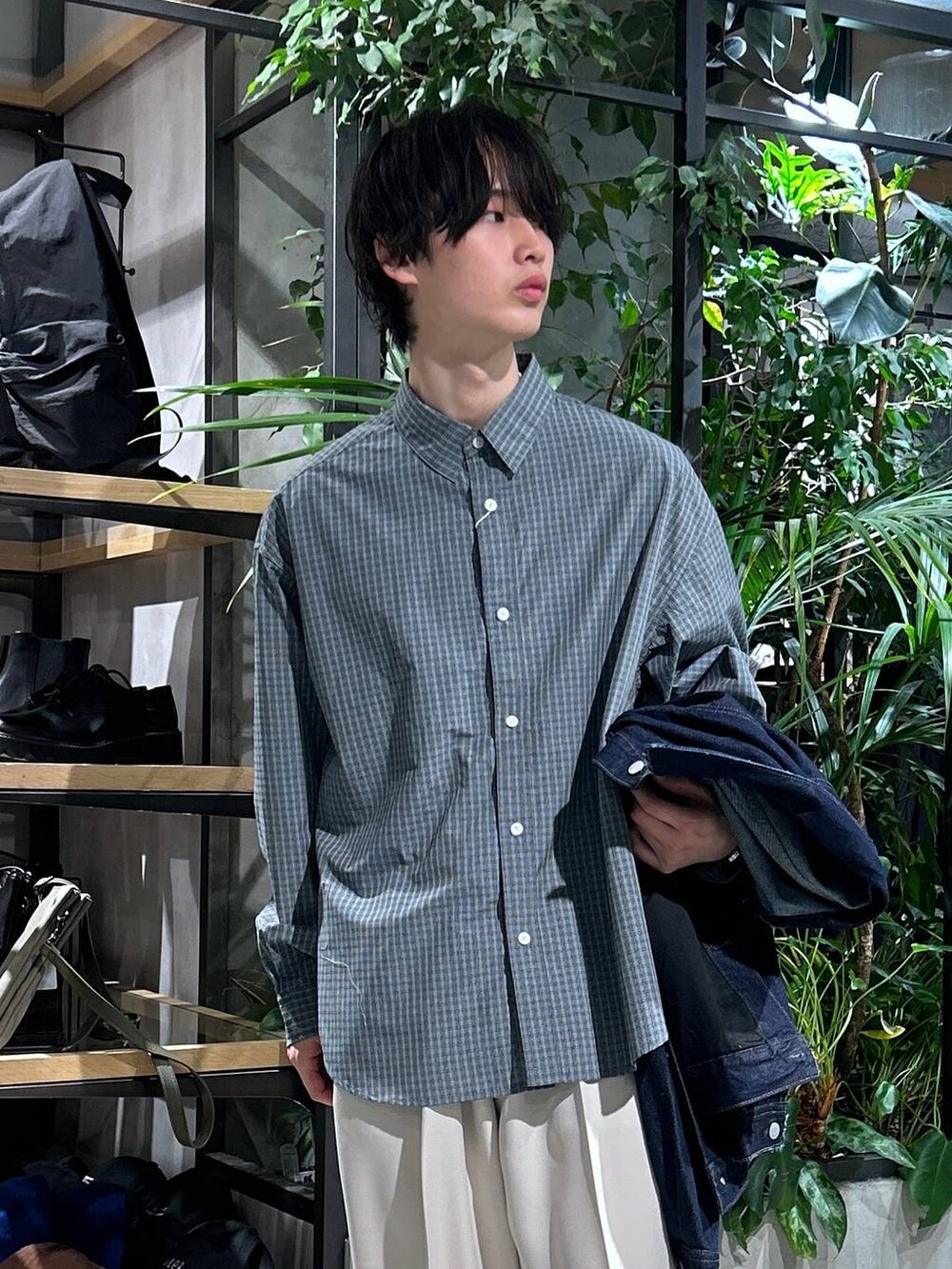 「女子ウケ、ベーシック/シンプル、春コーデ、夏コーデ、ラフ、ネックレス、RAGEBLUE、シンプルコーデ、きれいめカジュアル、シンプル、デニムジャケット、カジュアル、シャツ、スラックス、ローファー」｜「RAGEBLUEの【セットアップ対応】ワイドストレート/イージースラックス（スラックス、ホワイト系）」を使った、 koutaさん（メンズ・173cm）の春コーディネートの7枚目の写真