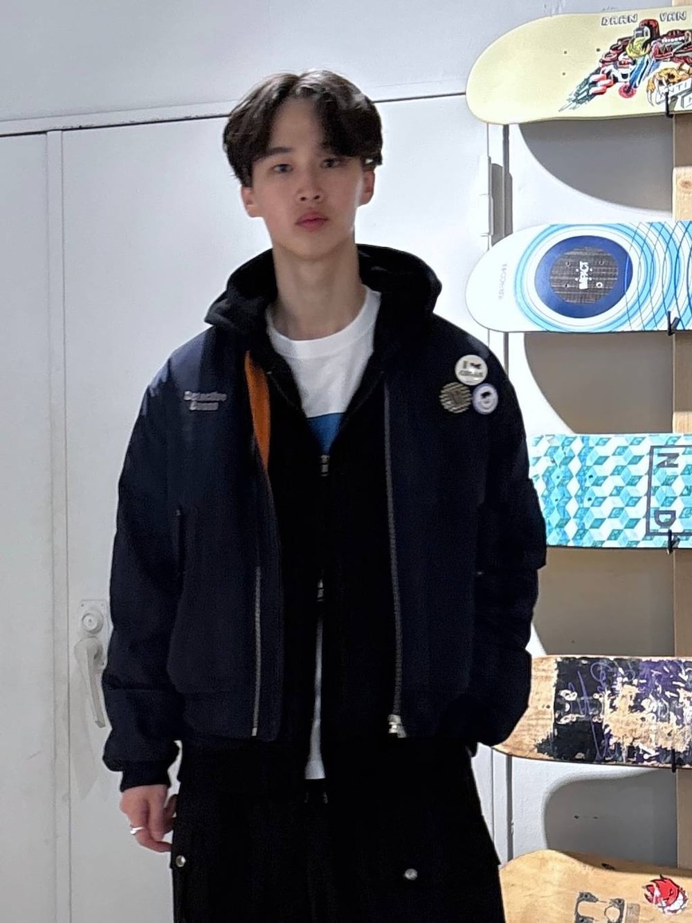 ホワイト系のTシャツ/カットソー、ブラック系のカーゴパンツ、ブルー系のMA-1を着用したメンズの春コーディネートの7枚目の写真