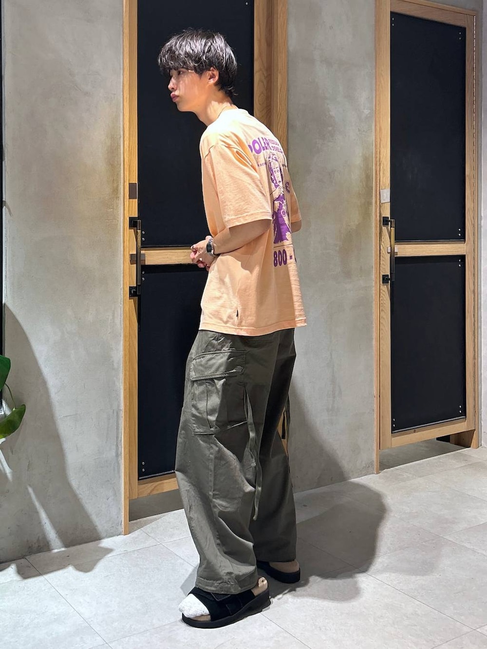 「女子ウケ、デート/ロマンティック、春コーデ、夏コーデ、ラフ、モテ、Tシャツ、ネックレス、ワイドパンツ、RAGEBLUE、カジュアル、アウトドア、ストリート、サンダル、個性派」｜「RAGEBLUEのM-65/ワイドストレートジャーマンバギーミリタリーカーゴパンツ（カーゴパンツ、グリーン系）」を使った、 koutaさん（メンズ・173cm）の夏コーディネートの3枚目の写真
