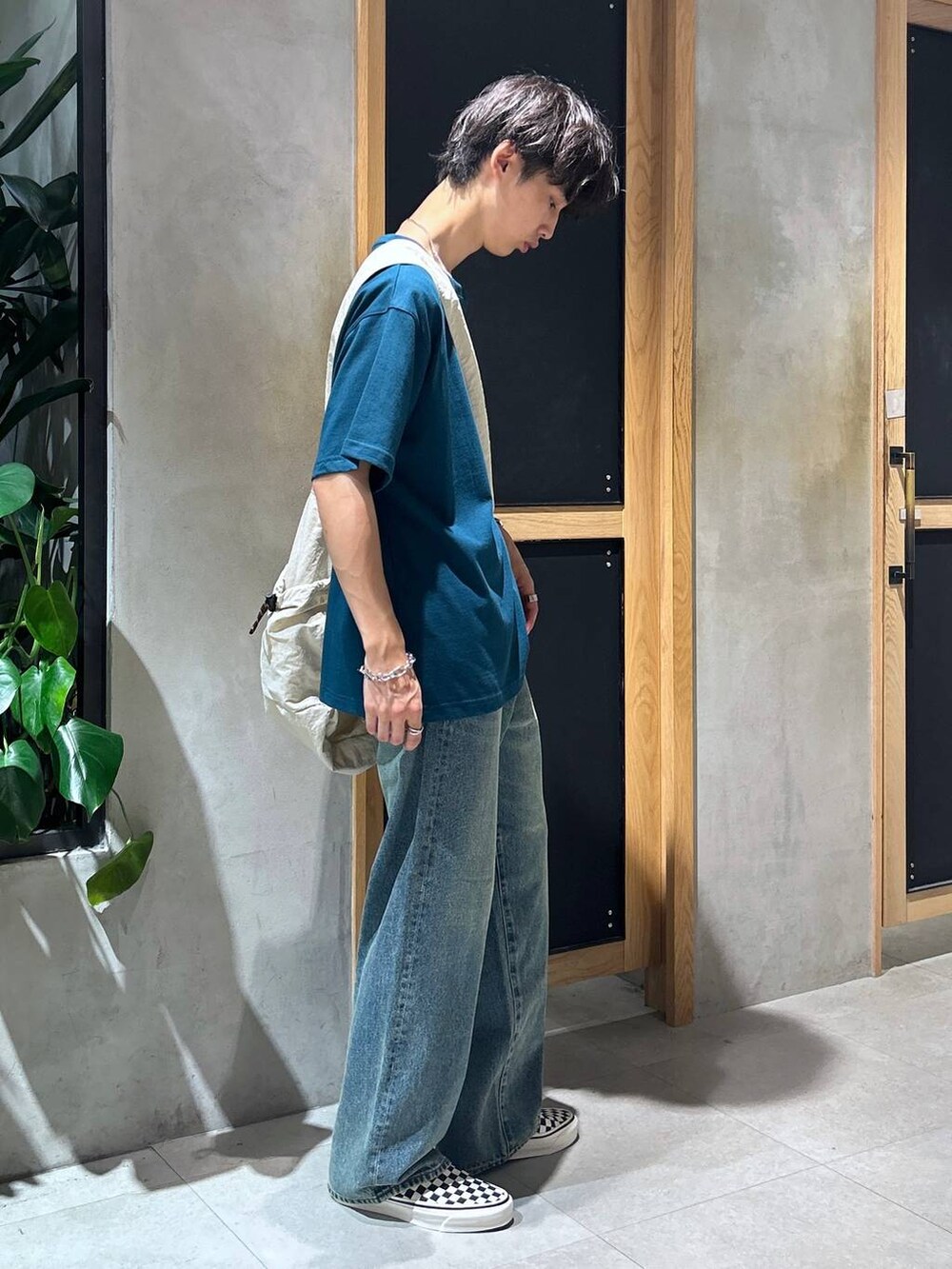 「ラフ、女子ウケ、デート/ロマンティック、春コーデ、夏コーデ、モテ、Tシャツ、ネックレス、ワイドパンツ、RAGEBLUE、カジュアル、個性派、デニムパンツ、ショルダーバッグ」｜「RAGEBLUEの12オンス/ルーズフィットデニムバギーパンツ5P（デニムパンツ、ブルー系）」を使った、 koutaさん（メンズ・173cm）の夏コーディネートの3枚目の写真
