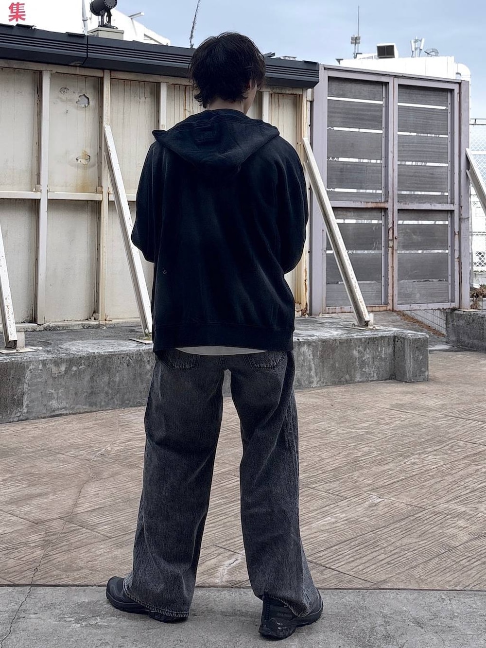 ブラック系のスニーカー、ホワイト系のTシャツ/カットソー、レッド系のスカジャンを着用したメンズの春コーディネートの5枚目の写真