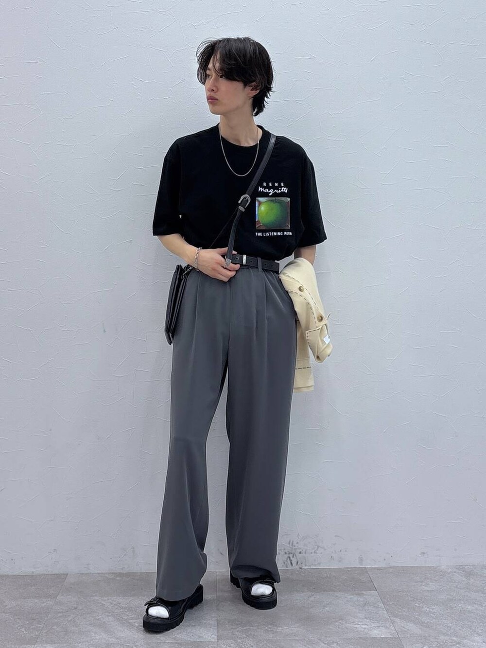 「ベーシック/シンプル、きれいめ、春コーデ、夏コーデ、ラフ、Tシャツ、ネックレス、ワイドパンツ、RAGEBLUE、シンプルコーデ、きれいめカジュアル、シンプル、ベルト、カーディガン、サンダル」｜「RAGEBLUEのアンティーク風/メタルバックルリアルレザーベルト（ベルト、ブラック系）」を使った、 koutaさん（メンズ・173cm）の夏コーディネートの6枚目の写真