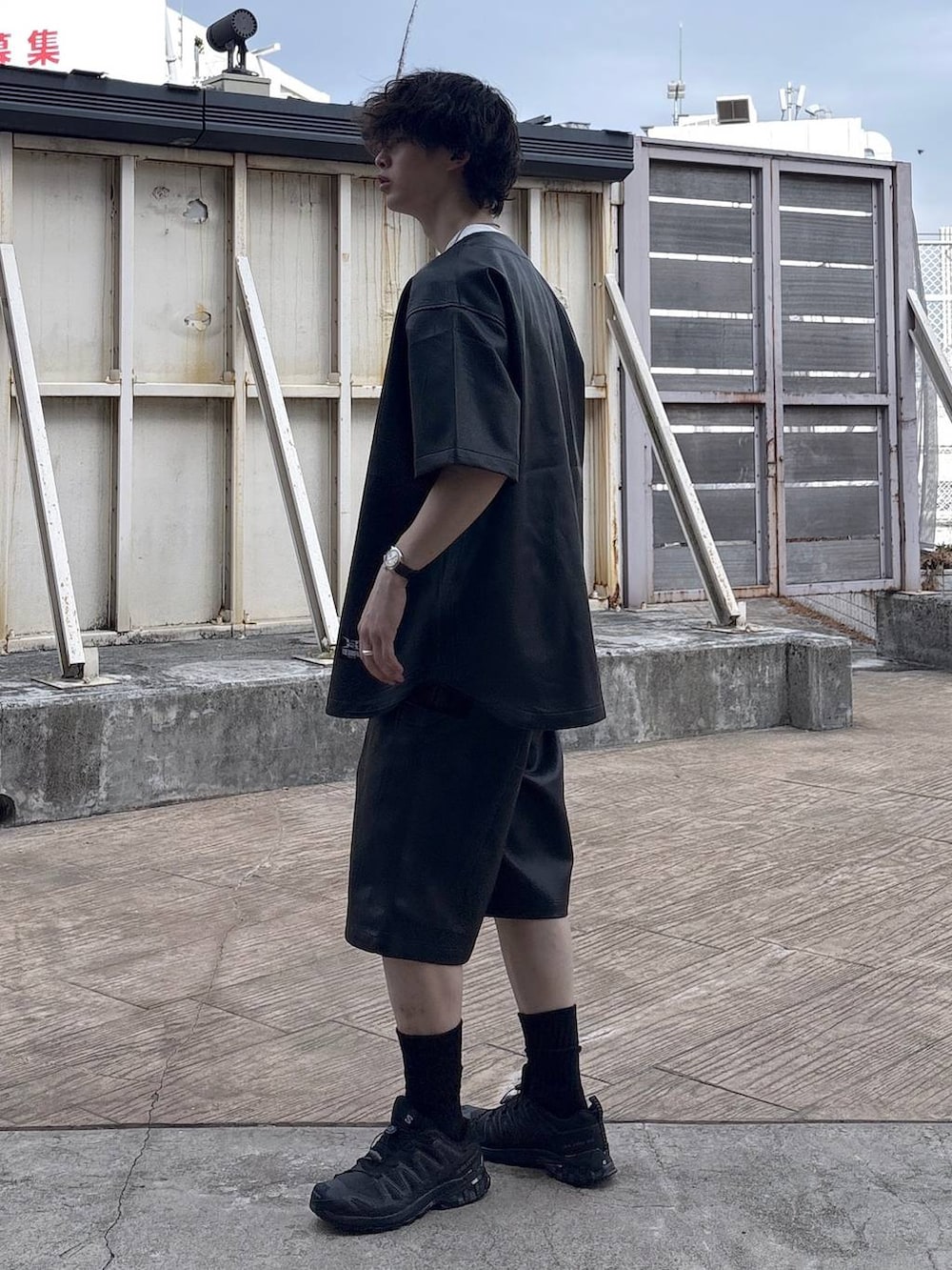 ブラック系のスニーカー、ホワイト系のTシャツ/カットソー、ブラック系のシャツ/ブラウスを着用したメンズの春コーディネートの7枚目の写真