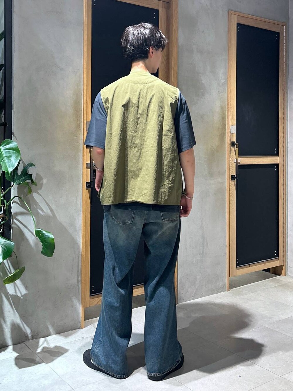 「女子ウケ、ベーシック/シンプル、デート/ロマンティック、春コーデ、ラフ、夏コーデ、モテ、Tシャツ、ネックレス、ワイドパンツ、RAGEBLUE、カジュアル、ベスト、デニムパンツ、ミリタリー」｜「RAGEBLUEのメタルデザインリング（リング、ホワイト系）」を使った、 koutaさん（メンズ・173cm）の夏コーディネートの5枚目の写真