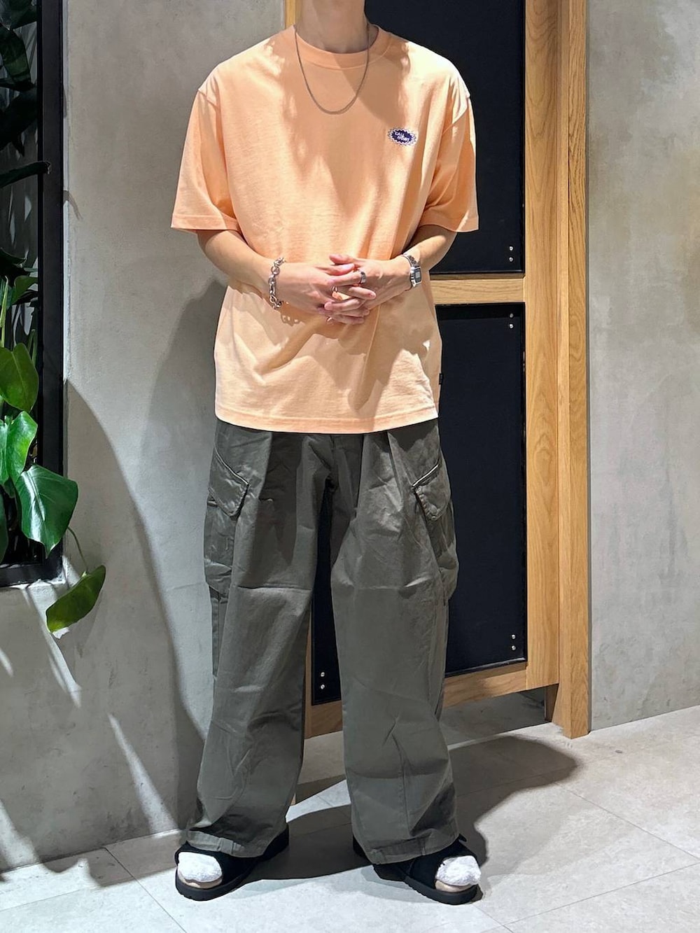 「女子ウケ、デート/ロマンティック、春コーデ、夏コーデ、ラフ、モテ、Tシャツ、ネックレス、ワイドパンツ、RAGEBLUE、カジュアル、アウトドア、ストリート、サンダル、個性派」｜「RAGEBLUEのM-65/ワイドストレートジャーマンバギーミリタリーカーゴパンツ（カーゴパンツ、グリーン系）」を使った、 koutaさん（メンズ・173cm）の夏コーディネートの2枚目の写真