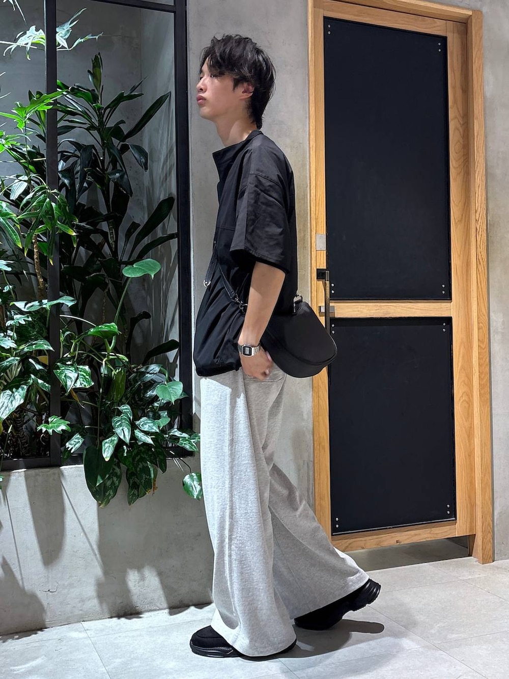 「女子ウケ、ベーシック/シンプル、夏コーデ、ラフ、Tシャツ、ネックレス、ブレスレット、ワイドパンツ、RAGEBLUE、シンプルコーデ、シンプル、ベルト、ショルダーバッグ、バッグ、スラックス」|「CASIOの【CASIO】A158WA-1JH【大型店・WEB限定】(アナログ腕時計、グレー系)」を使った、 koutaさん(メンズ・173cm)の夏コーディネートの8枚目の写真
