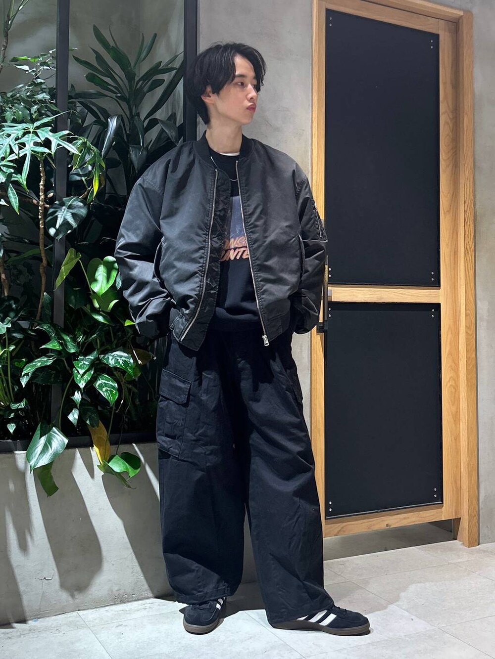 「女子ウケ、ベーシック/シンプル、デート/ロマンティック、秋コーデ、冬コーデ、ラフ、モテ、Tシャツ、ネックレス、ワイドパンツ、RAGEBLUE、カジュアル、スニーカー、ミリタリー、ミリタリージャケット」｜「RAGEBLUEのM-65 German military wide straight cargo pants/M-65 ストレートジャーマンバギーミリタリーカーゴパンツ（カーゴパンツ、ブラック系）」を使った、 koutaさん（メンズ・173cm）の秋コーディネートの4枚目の写真