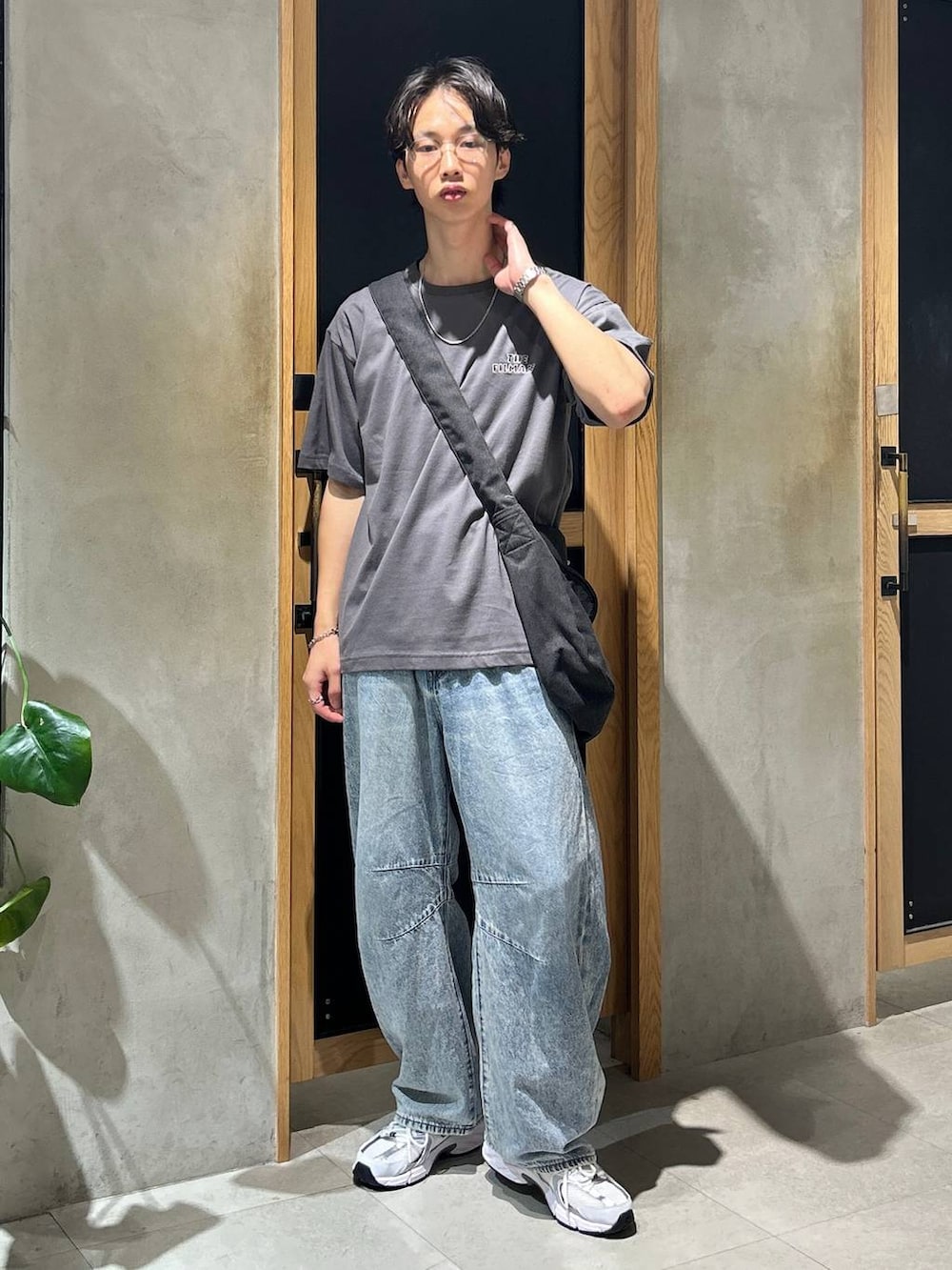「女子ウケ、ベーシック/シンプル、きれいめ、デート/ロマンティック、春コーデ、夏コーデ、ラフ、モテ、Tシャツ、ネックレス、ワイドパンツ、RAGEBLUE、デニムパンツ、スニーカー」｜「NEW BALANCEの【New Balance】MR530SG（スニーカー、ホワイト系）」を使った、 koutaさん（メンズ・173cm）の夏コーディネートの2枚目の写真