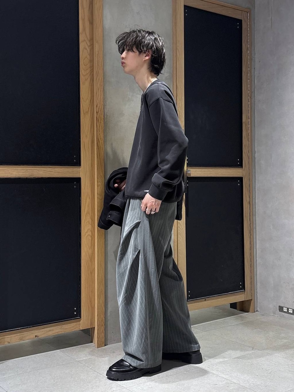 ブラック系のショルダーバッグ、ブラック系のドレスシューズ、ブラック系のブルゾンを着用したメンズの春コーディネートの8枚目の写真