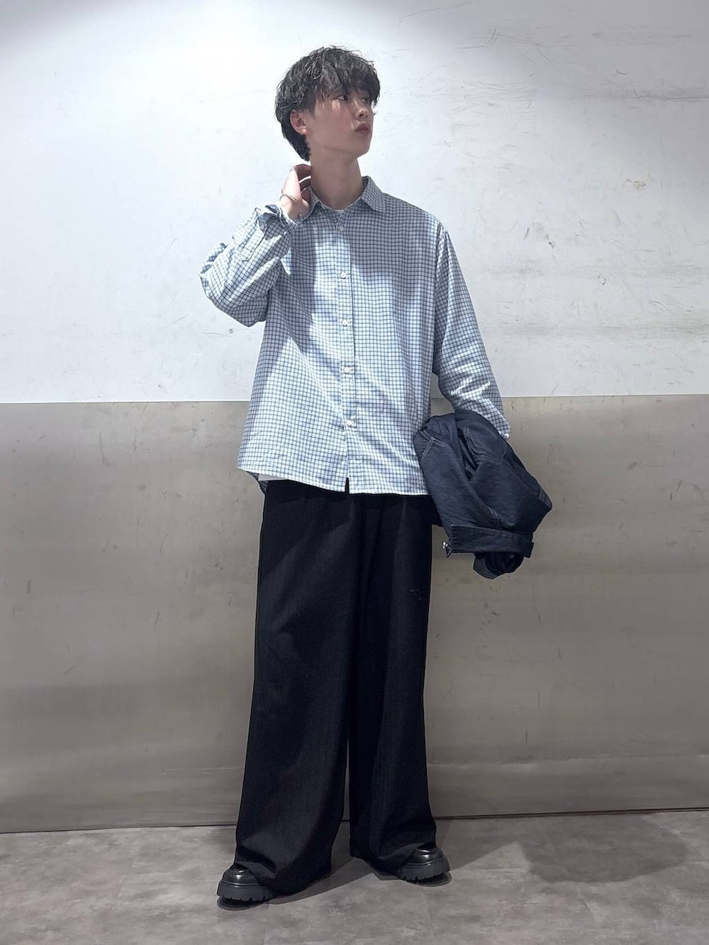 ブラック系のドレスシューズ、ブルー系のデニムジャケット、ブラック系のスラックスを着用したメンズの冬コーディネートの6枚目の写真