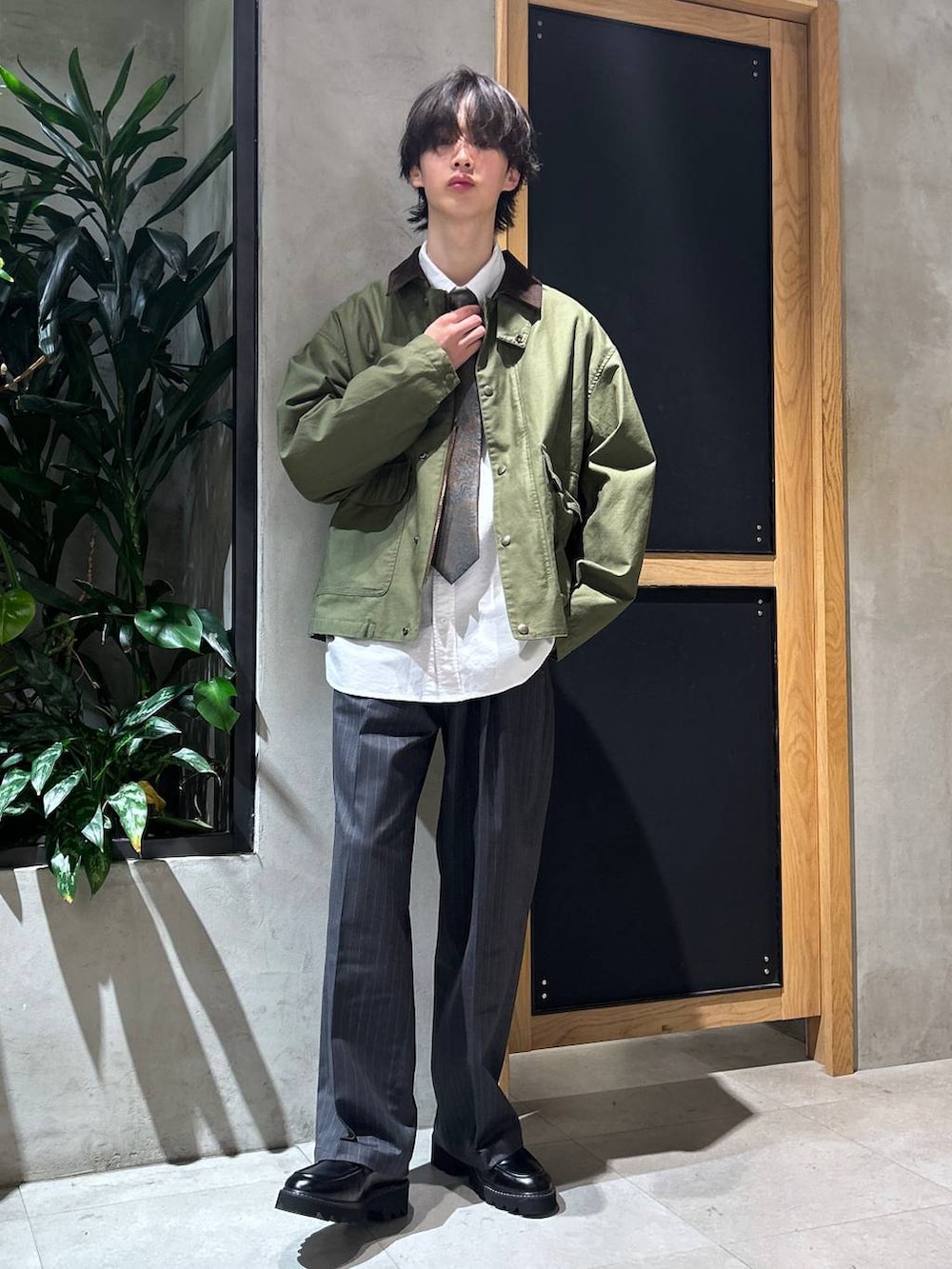 「女子ウケ、ベーシック/シンプル、春コーデ、冬コーデ、ラフ、Tシャツ、ネックレス、ワイドパンツ、RAGEBLUE、シンプルコーデ、きれいめカジュアル、シンプル、カジュアル、ジャケット、ミリタリージャケット」｜「RAGEBLUEのシンセティックレザー/シャークソールシューズ（ドレスシューズ、ブラック系）」を使った、 koutaさん（メンズ・173cm）の冬コーディネートの6枚目の写真