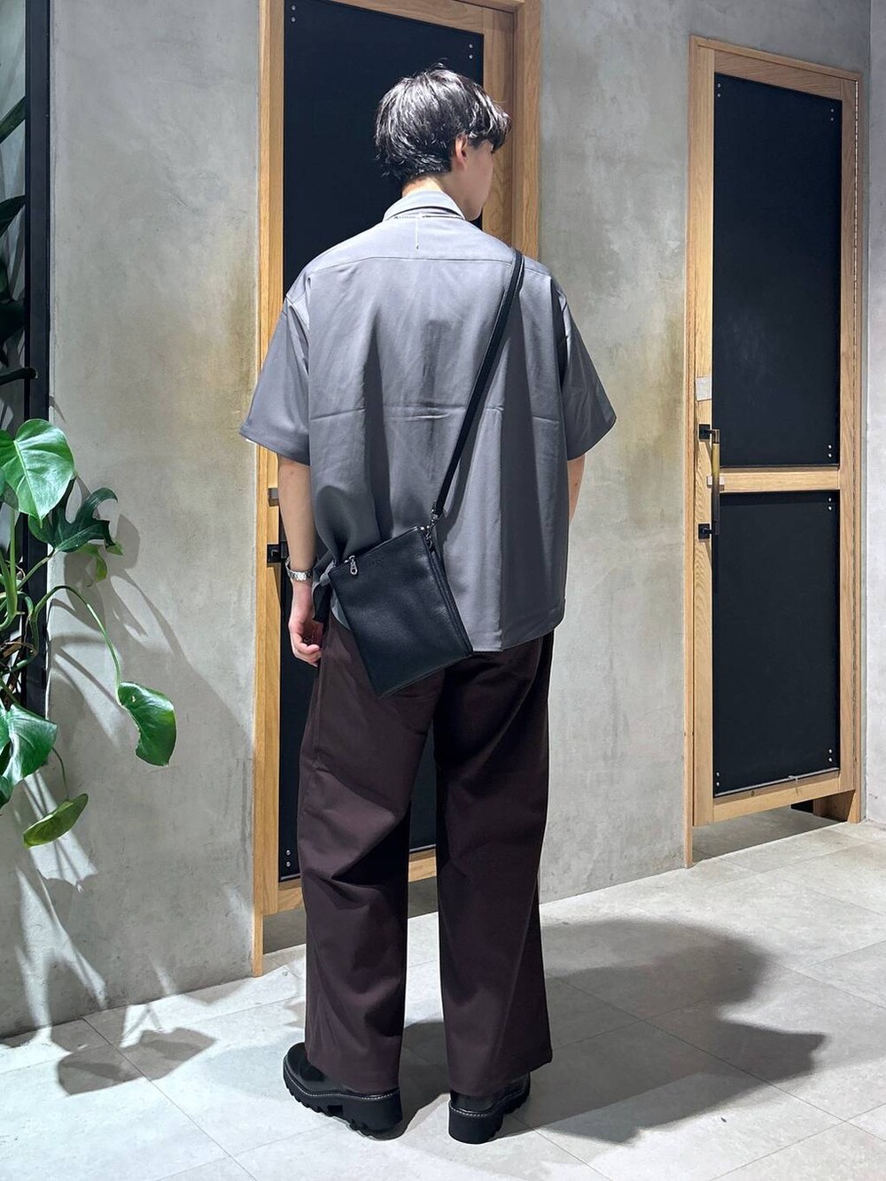 「女子ウケ、ベーシック/シンプル、きれいめ、デート/ロマンティック、春コーデ、夏コーデ、ラフ、モテ、ネックレス、スラックス、ワイドパンツ、RAGEBLUE、ベルト、ショルダーバッグ、シャツ」|「RAGEBLUEのアンティーク風/メタルバックルリアルレザーベルト(ベルト、ブラック系)」を使った、 koutaさん(メンズ・173cm)の夏コーディネートの5枚目の写真