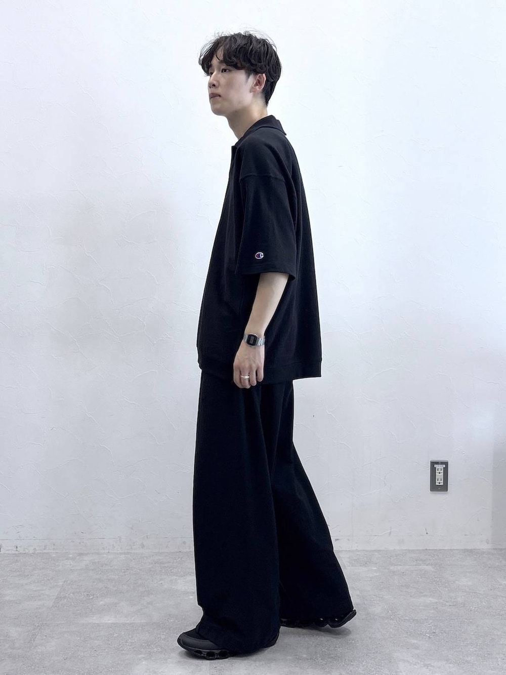 ブラック系のTシャツ/カットソー、ブラック系のスウェットパンツ、ブラック系のスニーカーを着用したメンズの春コーディネートの4枚目の写真