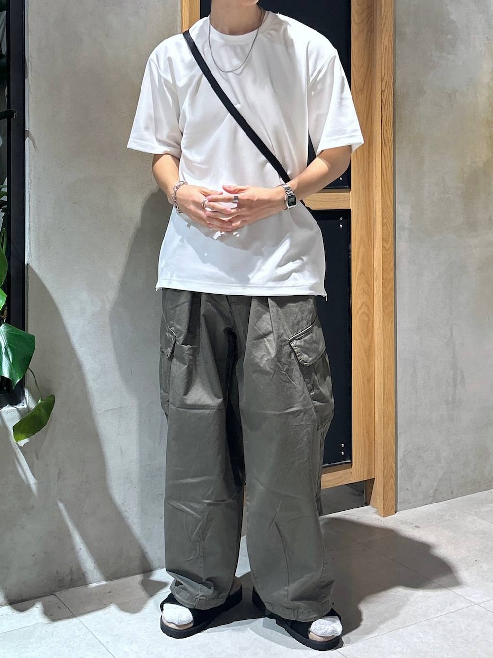 「ラフ、女子ウケ、ベーシック/シンプル、きれいめ、デート/ロマンティック、春コーデ、夏コーデ、モテ、Tシャツ、ネックレス、ワイドパンツ、RAGEBLUE、サンダル、ミリタリー、カジュアル」｜「RAGEBLUEのM-65/ワイドストレートジャーマンバギーミリタリーカーゴパンツ（カーゴパンツ、グリーン系）」を使った、 koutaさん（メンズ・173cm）の夏コーディネートの2枚目の写真