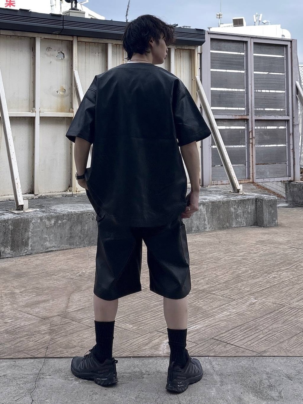 ブラック系のスニーカー、ホワイト系のTシャツ/カットソー、ブラック系のシャツ/ブラウスを着用したメンズの春コーディネートの8枚目の写真