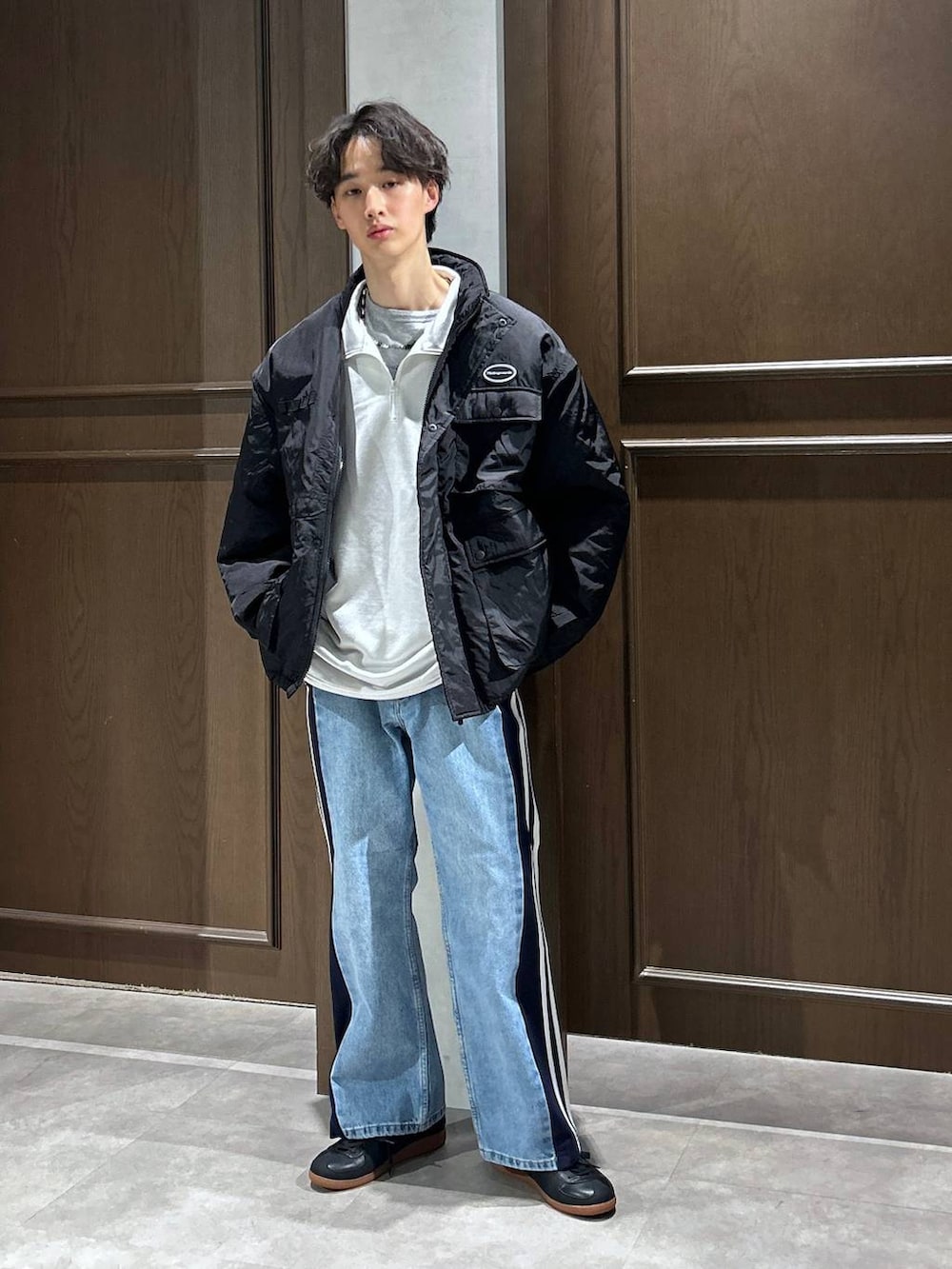 ホワイト系のスウェット、グレー系のTシャツ/カットソー、ブラック系のスニーカーを着用したメンズの冬コーディネートの2枚目の写真