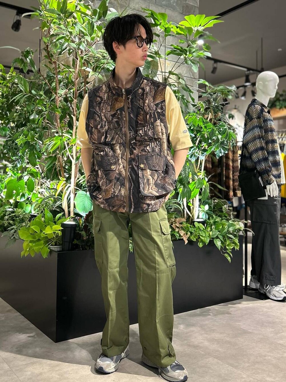 「女子ウケ、ベーシック/シンプル、デート/ロマンティック、春コーデ、夏コーデ、ラフ、モテ、Tシャツ、ネックレス、RAGEBLUE、ベスト、ミリタリー、ワイドパンツ、カジュアル」｜「RAGEBLUEのマルチポケット/ミリタリー/オーバーサイズナイロンベスト（ベスト、ブラウン系）」を使った、 koutaさん（メンズ・173cm）の夏コーディネートの3枚目の写真