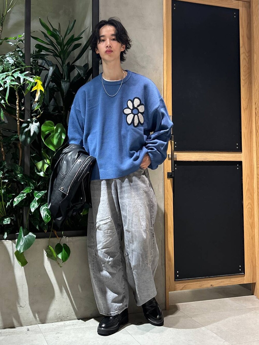 グレー系のブルゾン、ブラック系のドレスシューズ、グレー系のデニムパンツを着用したメンズの冬コーディネートの6枚目の写真