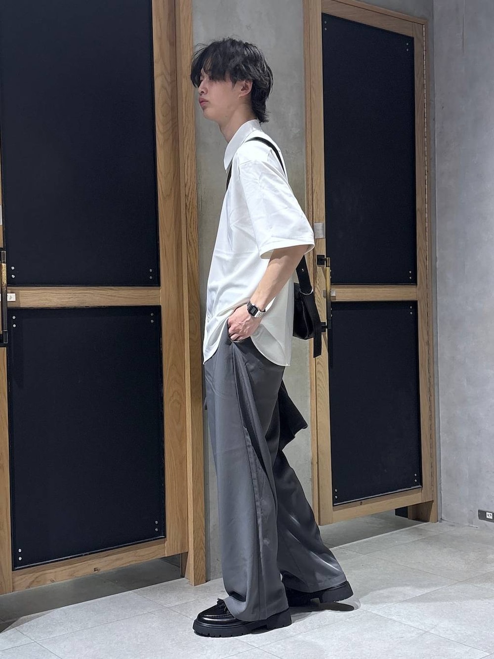 ホワイト系のシャツ/ブラウス、グレー系のスラックス、ブラック系のドレスシューズを着用したメンズの春コーディネートの8枚目の写真
