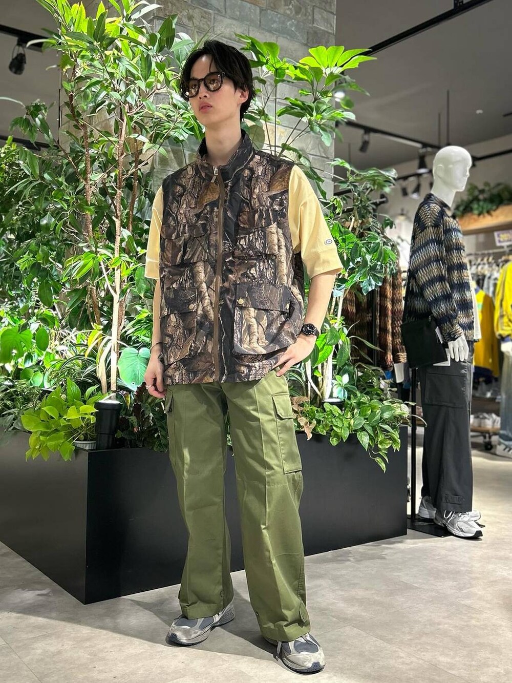 「女子ウケ、ベーシック/シンプル、デート/ロマンティック、春コーデ、夏コーデ、ラフ、モテ、Tシャツ、ネックレス、RAGEBLUE、ベスト、ミリタリー、ワイドパンツ、カジュアル」｜「RAGEBLUEのマルチポケット/ミリタリー/オーバーサイズナイロンベスト（ベスト、ブラウン系）」を使った、 koutaさん（メンズ・173cm）の夏コーディネートの2枚目の写真