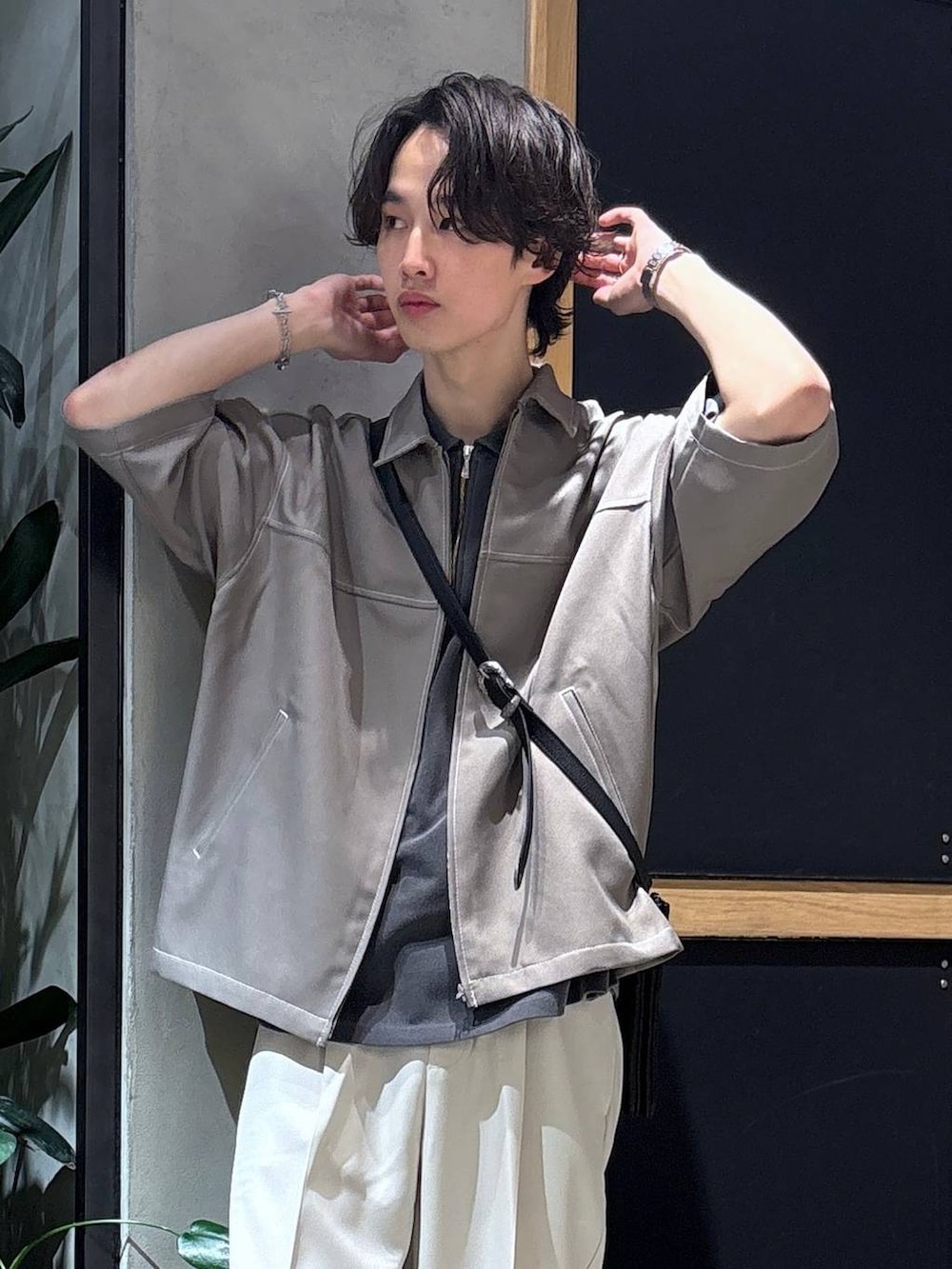 「女子ウケ、ベーシック/シンプル、きれいめ、春コーデ、夏コーデ、ラフ、Tシャツ、ワイドパンツ、RAGEBLUE、シンプルコーデ、きれいめカジュアル、シンプル、ショルダーバッグ、シャツ、スラックス」|「Healthknitの【Healthknit/ヘルスニット】2ラインロングソックス3P(ソックス/靴下、ホワイト系)」を使った、 koutaさん(メンズ・173cm)の夏コーディネートの2枚目の写真