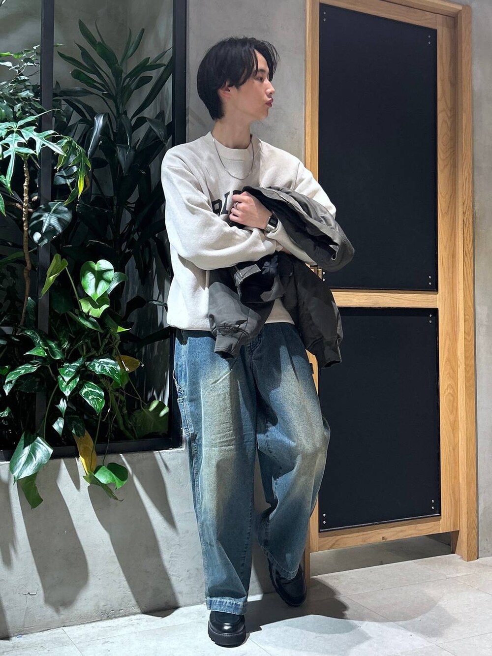 「ミリタリー、女子ウケ、ベーシック/シンプル、デート/ロマンティック、秋コーデ、冬コーデ、ラフ、モテ、Tシャツ、ネックレス、ワイドパンツ、RAGEBLUE、ニット、MA-1、カジュアル」|「RAGEBLUEのwide painter buggy denim pants/ヴィンテージライクデニム/バギーペインターパンツ(デニムパンツ、ブルー系)」を使った、 koutaさん(メンズ・173cm)の秋コーディネートの3枚目の写真