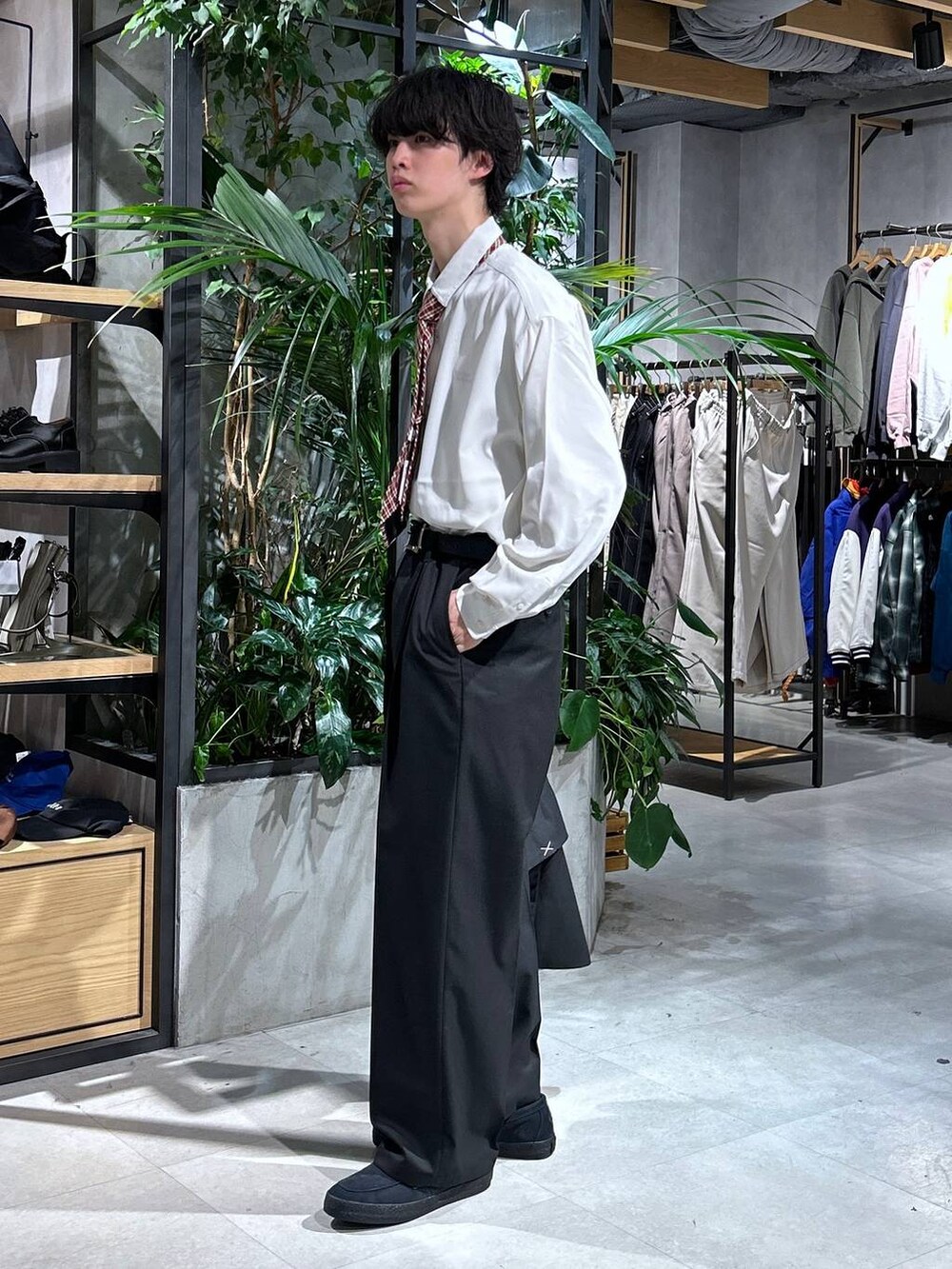 「RAGEBLUE、シンプルコーデ、女子ウケ、ベーシック/シンプル、きれいめ、春コーデ、冬コーデ、ラフ、ネックレス、ワイドパンツ、シンプル、シャツ、セットアップ、スラックス、テーラードジャケット」|「RAGEBLUEのアンティーク風/メタルバックルリアルレザーベルト(ベルト、ブラック系)」を使った、 koutaさん(メンズ・173cm)の春コーディネートの8枚目の写真