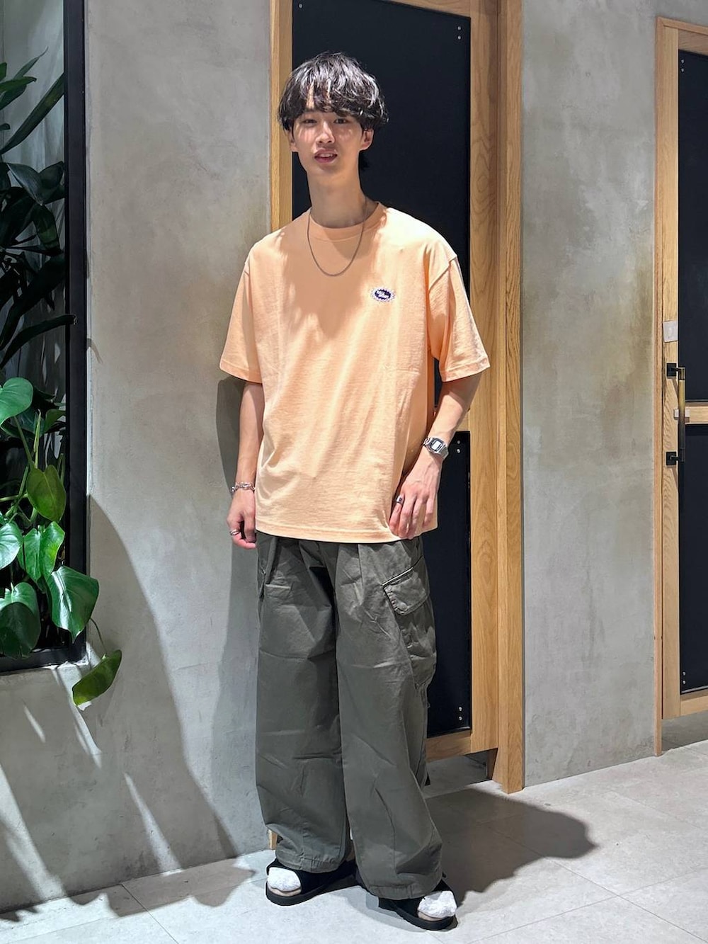「女子ウケ、デート/ロマンティック、春コーデ、夏コーデ、ラフ、モテ、Tシャツ、ネックレス、ワイドパンツ、RAGEBLUE、カジュアル、アウトドア、ストリート、サンダル、個性派」｜「RAGEBLUEのM-65/ワイドストレートジャーマンバギーミリタリーカーゴパンツ（カーゴパンツ、グリーン系）」を使った、 koutaさん（メンズ・173cm）の夏コーディネートの5枚目の写真