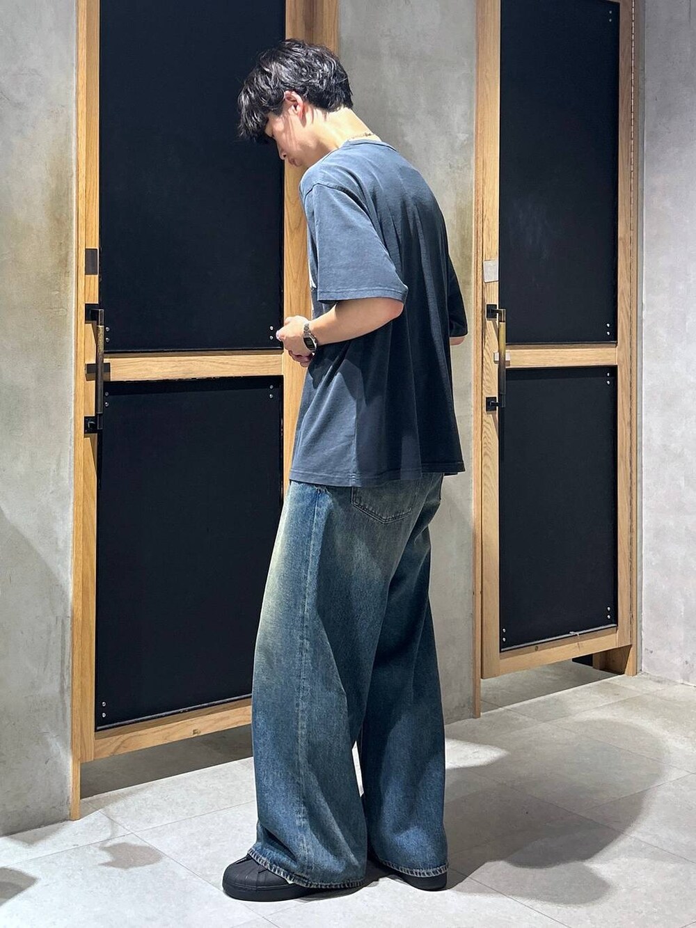 「女子ウケ、ベーシック/シンプル、デート/ロマンティック、春コーデ、夏コーデ、ラフ、モテ、Tシャツ、ネックレス、ワイドパンツ、RAGEBLUE、カジュアル、デニムパンツ」｜「RAGEBLUEのメタルデザインリング（リング、ホワイト系）」を使った、 koutaさん（メンズ・173cm）の秋コーディネートの3枚目の写真