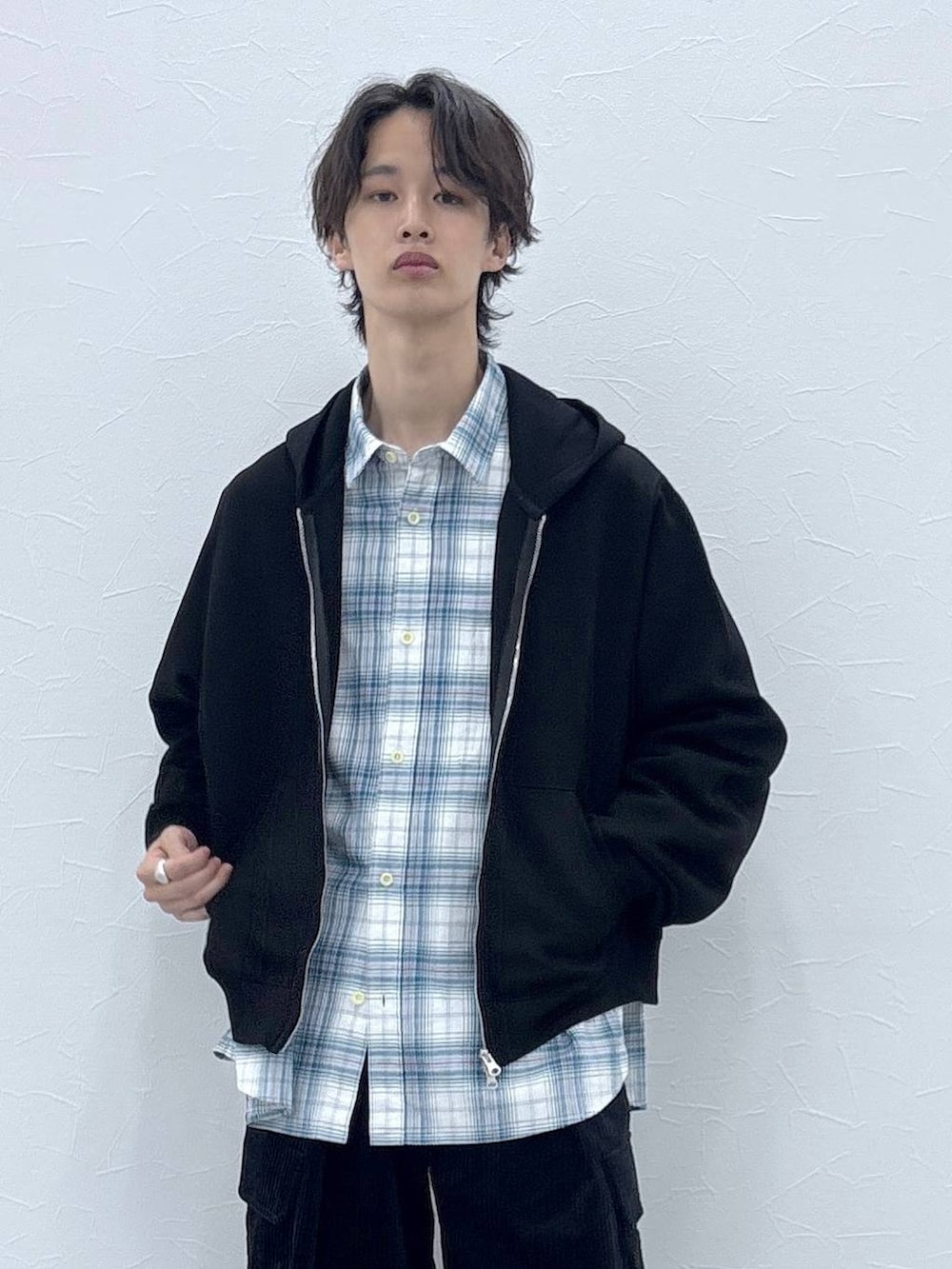 ブラック系のスニーカー、ブラック系のカーゴパンツ、ホワイト系のシャツ/ブラウスを着用したメンズの秋コーディネートの7枚目の写真