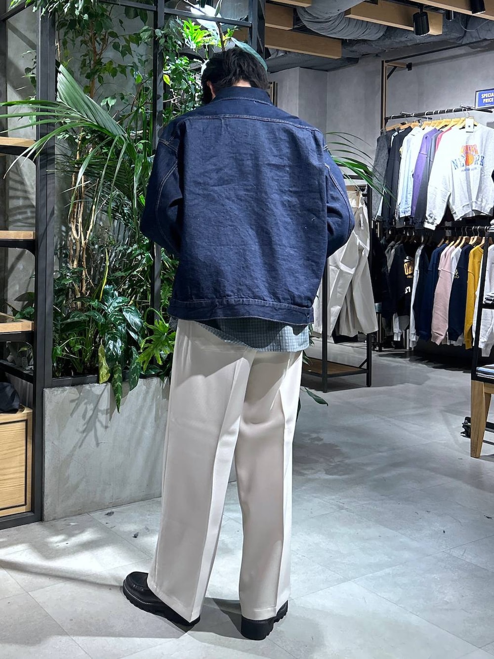 「女子ウケ、ベーシック/シンプル、春コーデ、夏コーデ、ラフ、ネックレス、RAGEBLUE、シンプルコーデ、きれいめカジュアル、シンプル、デニムジャケット、カジュアル、シャツ、スラックス、ローファー」｜「RAGEBLUEの【セットアップ対応】ワイドストレート/イージースラックス（スラックス、ホワイト系）」を使った、 koutaさん（メンズ・173cm）の春コーディネートの5枚目の写真